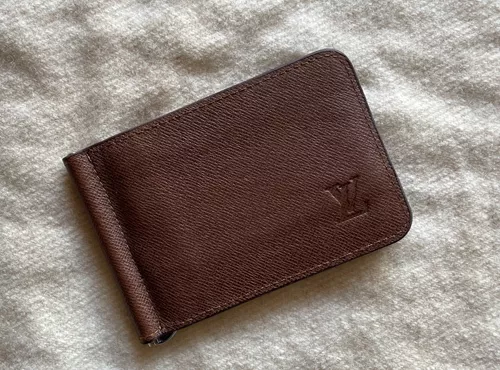 Cartera louis Vuitton\/ Negra de segunda mano por 1 EUR en Guadalajara en  WALLAPOP