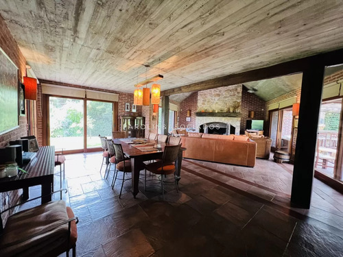 Casa En Venta De 4 Dormitorios En Country, Punta Del Este.
