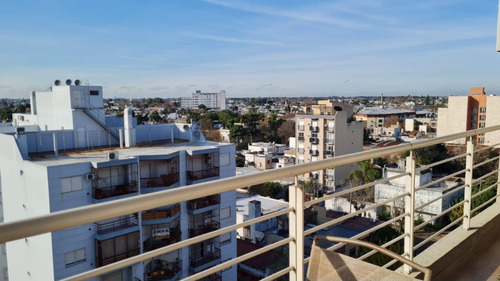 Dueño Directo Vende 2 Amplios Departamentos Con Vista Panorámica Y Cochera Cubierta. Apto Crédito. Excelente Ubicación En Moron A Pocas Cuadras Del Centro Comercial. Sin Comisión Inmobiliaria