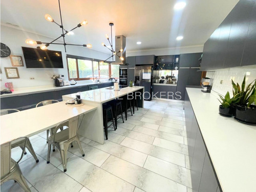 Moderna Casa En Venta: Espacio, Confort Y Estilo (dg)