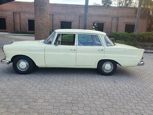 Mercedes-benz 200 (w110)
