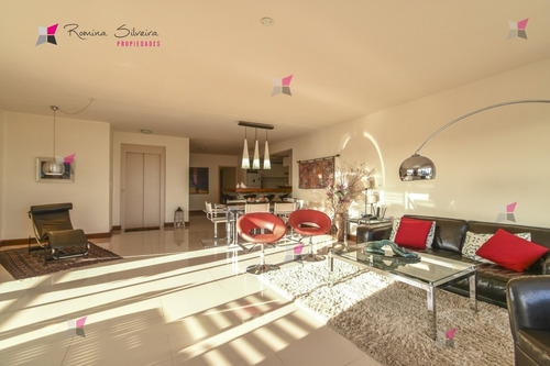 Excelente Apartamento De Tres Dormitorios Frente Al Mar - Punta Del Este- Ref: 9581