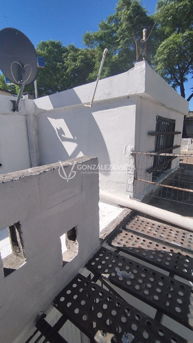 Cómodo Apartamento De Un Dormitorio Con Entrepiso Funcional En Brazo Oriental.-