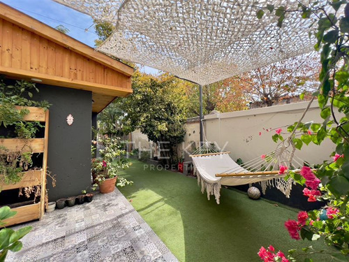 Casa En Venta De 5 Dormitorios Y Piscina - Ñuñoa