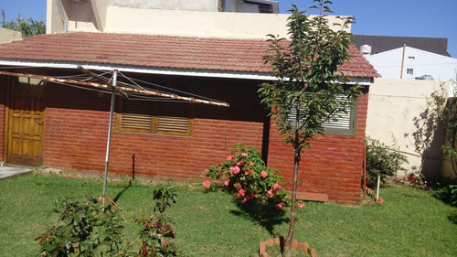 Casa 3 Dormitorio, 2 Baños Y Dependencia De Servicio.