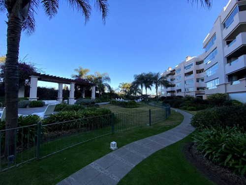 Imagen 3 de 15 de Departamento De 3 Dormitorios De Categoría En Venta En Village Plaza