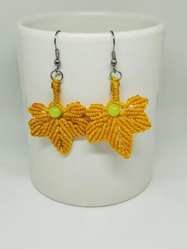 Aretes #hechoamano En Macramé . Hoja De Maple.