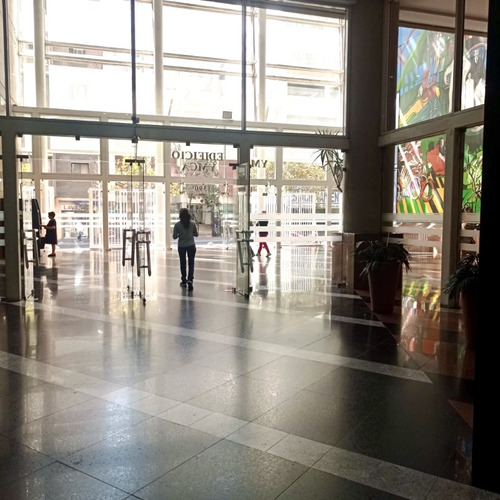 En Un Gran Edificio De Oficinas