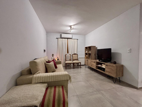 Casa En Venta, 3 Dormitorios, 2 Baños, En Solares De Santa María, Zona Sur