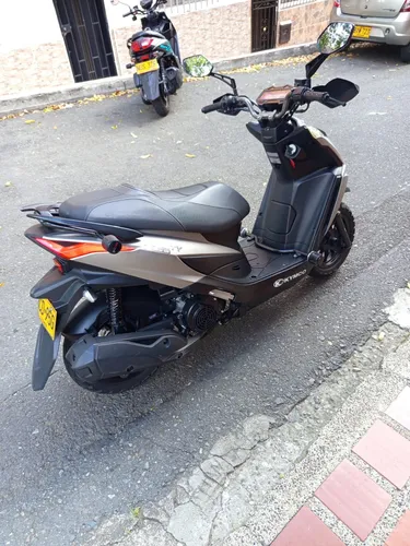 Hermosa Moto Como Nueva , Con Accesorios Incluidos