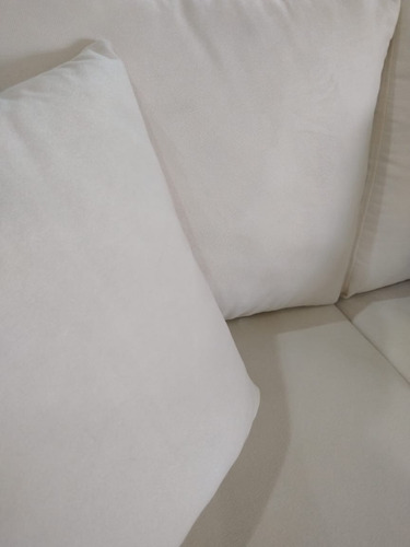Imagem 5 de 6 de Sofa Dendi Base Madeira 220cm Suede Cru Pronta Entrega