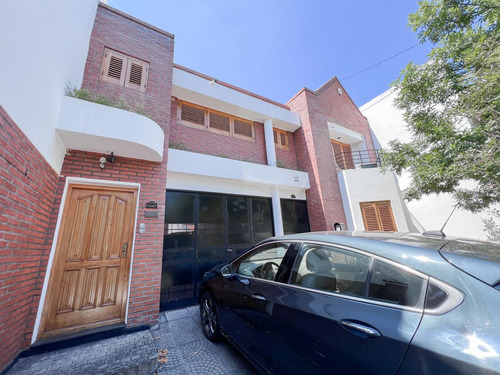 Casa De Tres Dormitorios - Venta - Piscina Y Quincho - España Y Hospitales