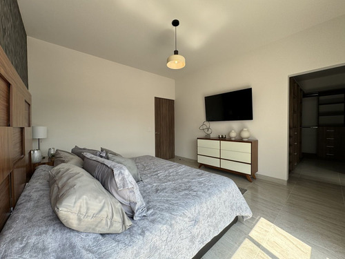 Casa En Venta En Lomas Del Marqués, Qro; Con Recámara En Planta Baja