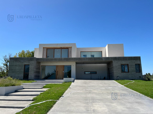 Casa En Venta  Con Vista A Cancha De Polo En Milord- Pilará- Pilar