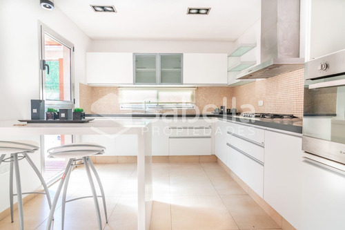 Imagen 2 de 30 de Venta De Casa 3 Dormitorios, Reciclada A Nuevo, La Plata