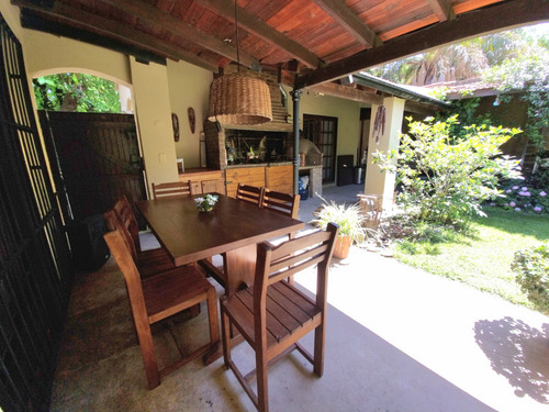 Casa | Amb | 4 Dorm | 400 M2 | Lote 800 M2