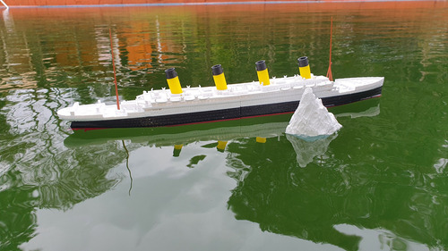 Titanic Juguete 50cm 2 Partes + 2 Iceberg (flota Vertical) Se Parte Al Medio