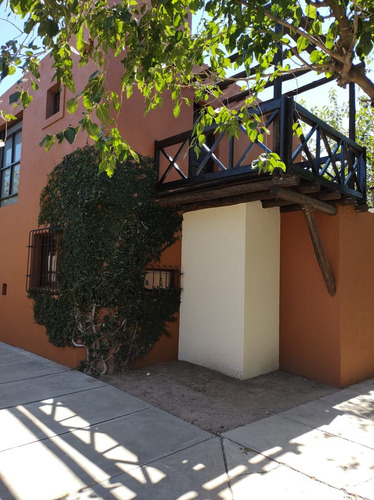 Casa Esquina De 2 Pisos Muy Colorida