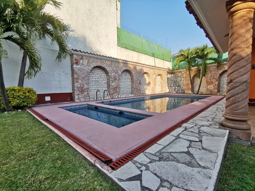 Casa En Venta En Fracc, Manantiales De Cuautla Con Alberca