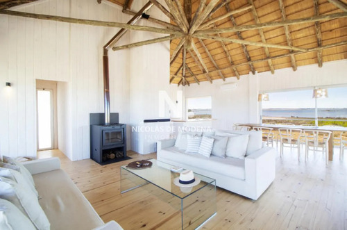 Vende Casa Con Vista Al Mar De 3 Dormitorios En Suite, En Jose Ignacio.