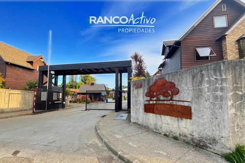 Casa En Venta En Los Arrayanes, Isla Teja Sur, 3 Niveles