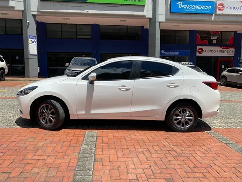 Mazda 2 Touring 1.5 sedan mecanico