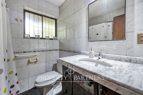Casa Estilo Colonial Con Gran Terreno En Metro Los...