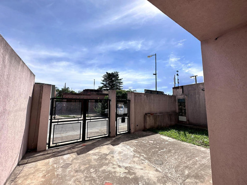 Departamento En Venta De 2 Ambientes. Con Cochera. Centro Zárate