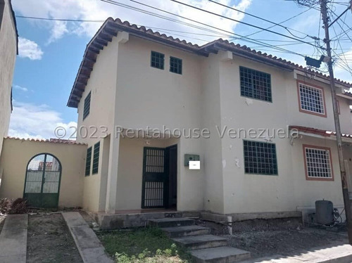 Karina Bautista Vende Casa Tipo Duplex En Excelente Urbanismo En Cabudare 