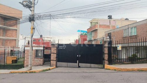 Imagen 2 de 20 de Casa En Venta De 3 Niveles En Bulevares Del Lago