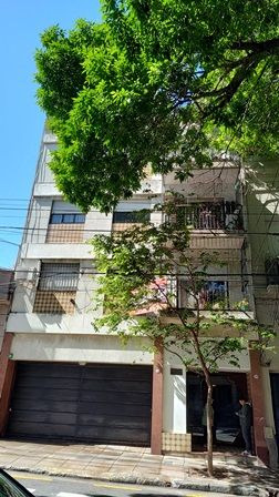 3 Amb. Fte.c/ Blcón. 1er. Piso Por Esc. Patio. Coch.fija. Re