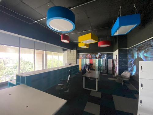 Oficina Plug And Play De 3,439 M² En Renta: Espacio Amplio Y Listo Para Ocuparlo