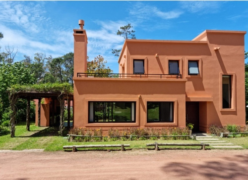 Casa En Venta De 2 Dormitorios C/ Cochera En Pinares