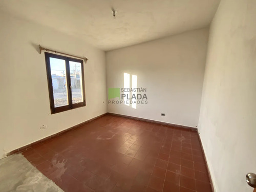 Casa De 2 Dormitorios, Patio Con Entrada Para Auto, En Alquiler En San Carlos
