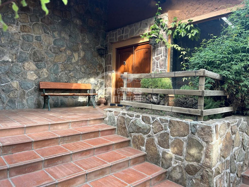 Casa En Venta De 3 Dorm. En Lo Barnechea Arrayán