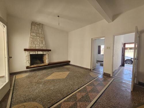 Planta Baja, Un Dormitorio, Escritorio, Pequeño Patio