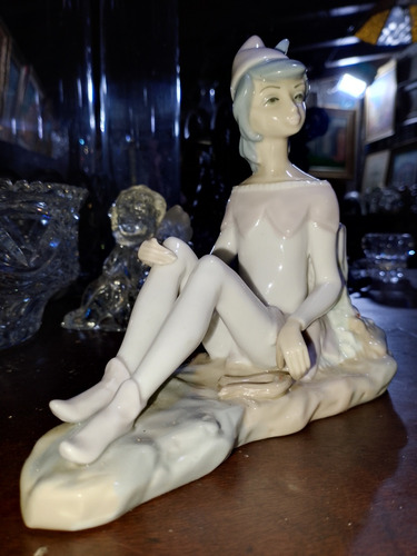 Figura De Porcelana Casades Made In Spain Joven Sentado En P