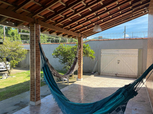 Casa Linda Com 3 Quartos E 2 Banheiros