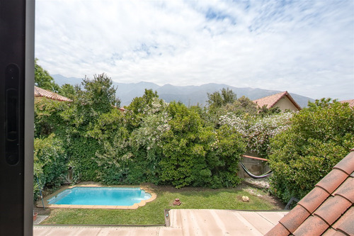 Casa En Venta De 5 Dorm. En Peñalolén - Sector Las Tinajas