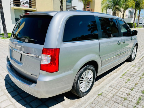 Imagen 7 de 15 de Chrysler Town & Country 2014 Limited