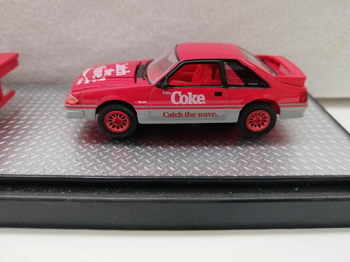 M2 Chase 1990 Ford C800, 1990 Ford Mustang Gt 1:64 Rojo (Usado)