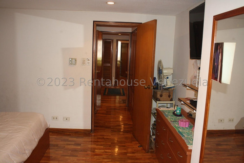 La Florida !! Hermoso Apartamento, Muy Bien Conservado, 251 M2, 4 Hab., 6 Baños, 4 Pe Y 2 Maleteros. Edf. Con 3 Apartamentos (1 Por Piso), Sin Problemas De Agua, Planta Eléctrica, Parque Y Más.