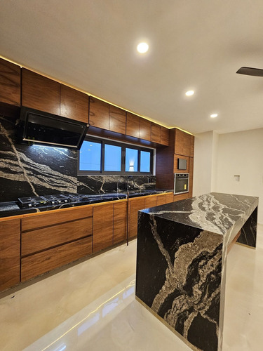 Residencia De Lujo En Venta Ubicada En La Privada Bosques De Altabrisa, Merida.