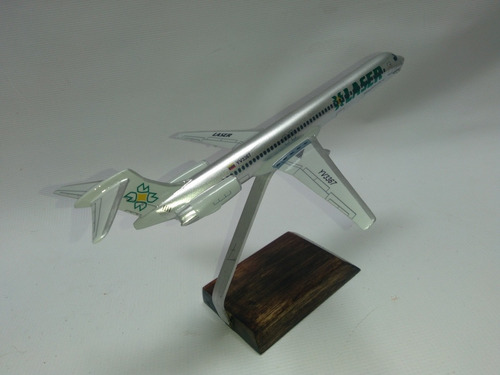 Imagen 2 de 6 de Avión Md80 Laser Silver Bullet A Escala 1/150 Resina