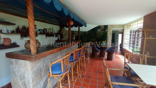 Hermosa Y Amplia Casa Quinta, De 3 Niveles, Ubicada En Una De La Mas Exclusivas Zonas Del Norte De Valencia, El Parral, Amplio Jardín Con Parrillera, Piscina Y Área Social Techada