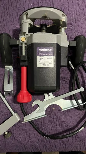 Router Fresadora Makute 2100w, 12mm Con Fresas (Usado)
