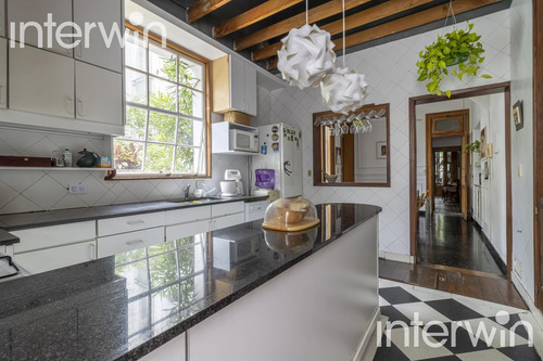 Casa De 8 Amb., Con Piscina Y 3 Cocheras. Belgrano - Venta