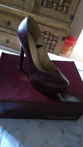Zapatillas. Color Vino & Dorado Claro