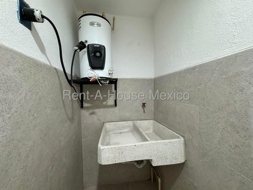Departamento De 2 Niveles Con 2 Recámaras, Renta. El Refugio