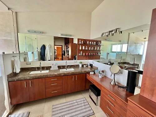 Casa En Venta En Valle Real 4 Recamaras